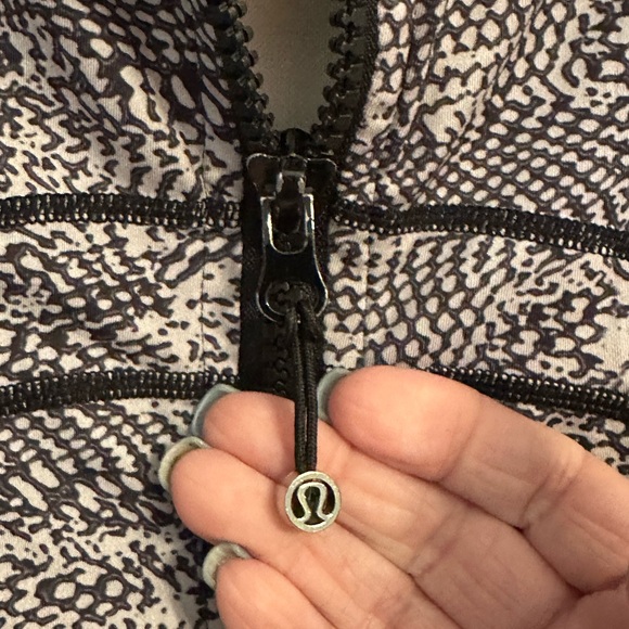 Lululemon Women's Define Thumb Hole Mock Neck Full Zip Jacket Size 12 - Picture 3 of 8